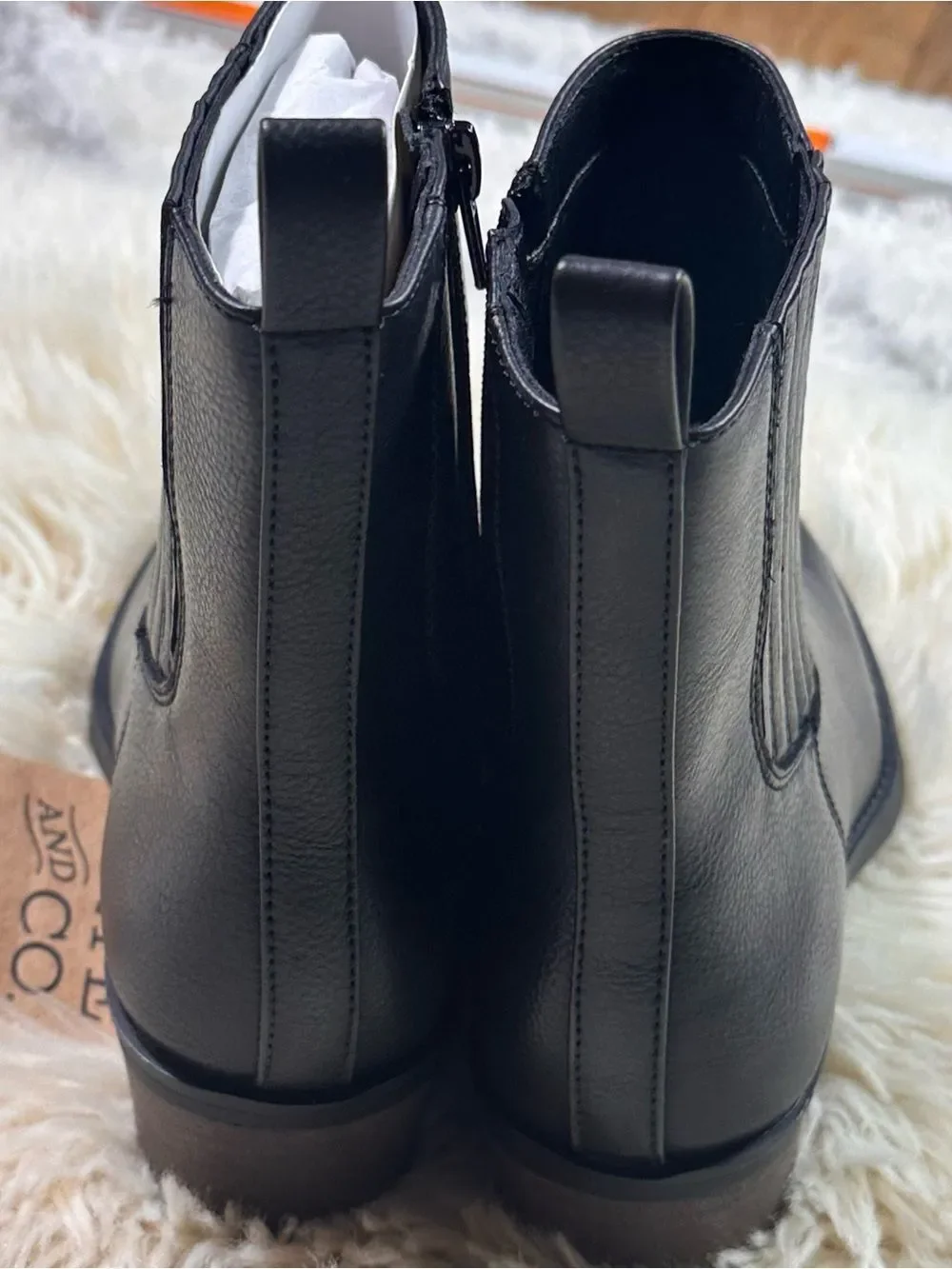 FRYE AND CO. Helmi Chelsea Boots in Black
